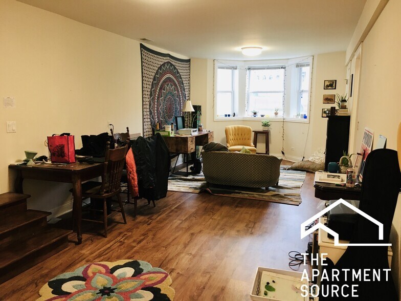 Building Photo - 3804 W Diversey Ave