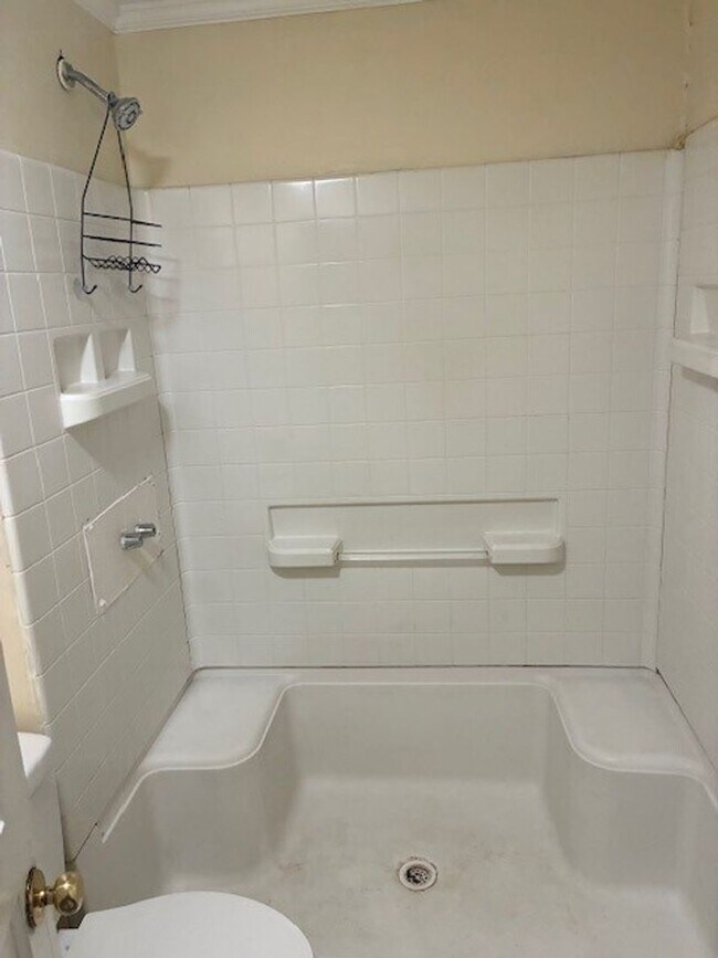 Building Photo - 541 Greenwood Ave