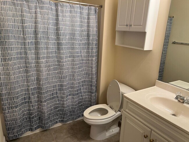 Building Photo - First Floor, 2 Bedroom, 2 Bath Condo with Screened Patio! Community Pool!