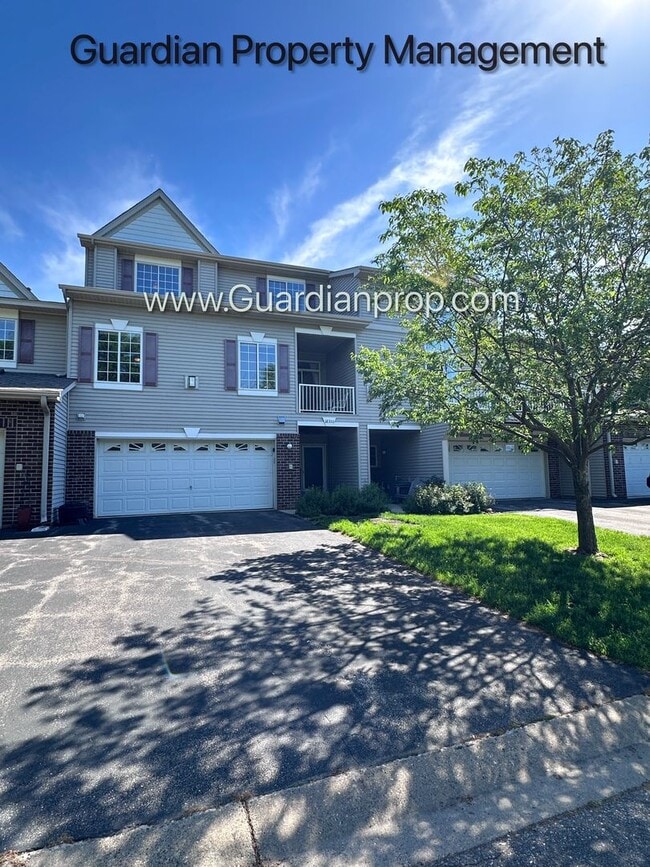 Building Photo - Lakeville 2 Bedroom Town Home, Dishwasher, Fireplace, 2 Car Garage, Garage Bonus Room