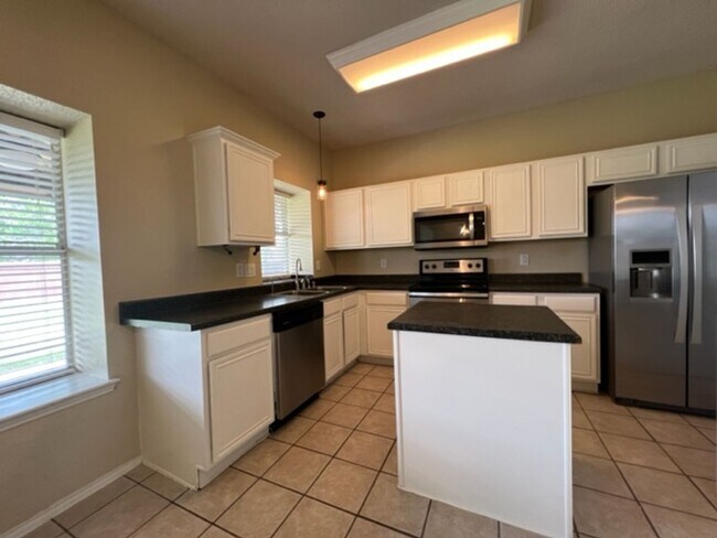 Building Photo - 4 bedroom, 2.5 bath home for lease!