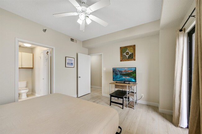 Building Photo - 7700 Seawall Blvd