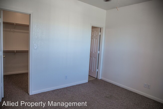 Building Photo - 2406 S University Parks Dr