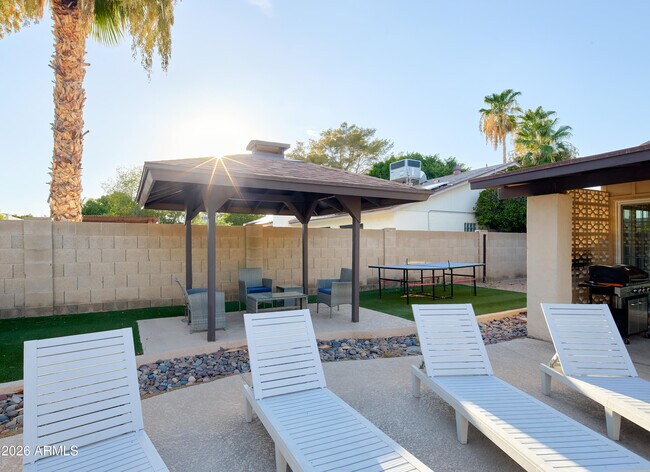 Building Photo - 2331 E Sunnyside Dr
