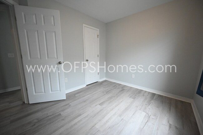 Building Photo - 3/2 in Pensacola!