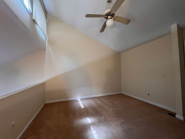 Building Photo - Rustic 2 Bedroom Condo in Convenient Location