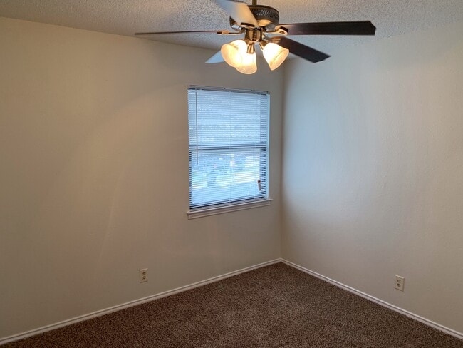 Building Photo - LOVELY 3 BEDROOM 2 BATH HOME IN SPRING CRE...