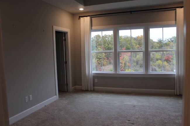 Building Photo - Exquisite 3-Bed Townhouse in Moon Township...