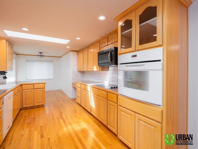 Building Photo - Spacious Glenrose Retreat | 3 Bed + Shop + Private Wooded Setting