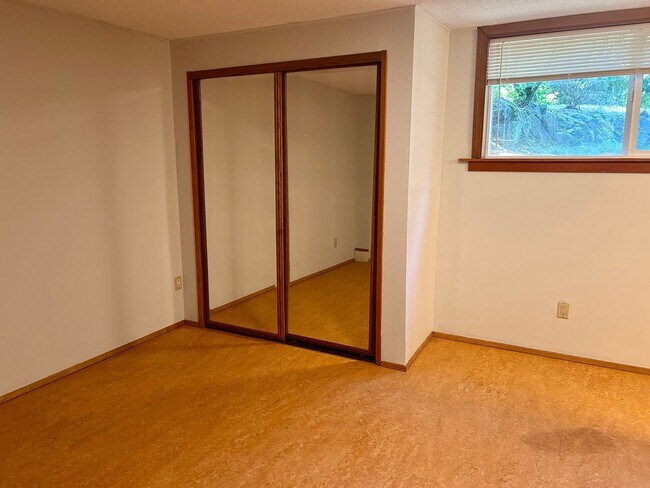 Building Photo - Meadowbrook Home