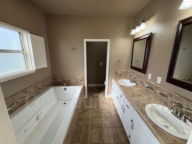 Building Photo - 540 W Birch Ct