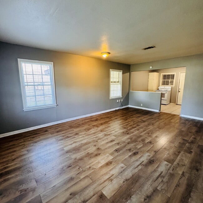 Building Photo - 2 Bedroom | 1 Bathroom Single Family Home located in the North end of Beaumont, TX is waiting for...