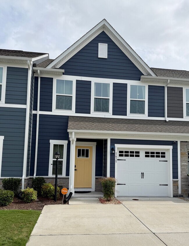 Building Photo - Stunning Townhome in the Heart of Chesapeake