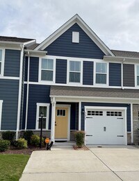 Building Photo - Stunning Townhome in the Heart of Chesapeake