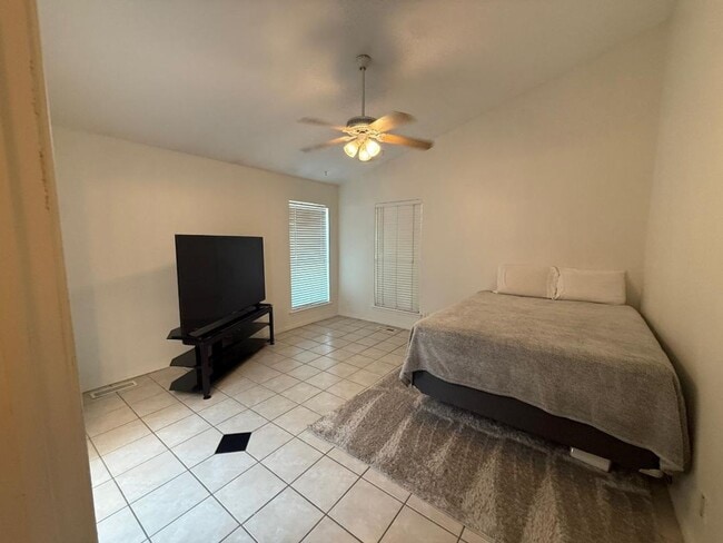 Building Photo - 3 Bed 2 Bath Home For Lease August 1!