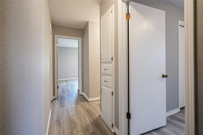 Building Photo - 9913 S Klein Ave