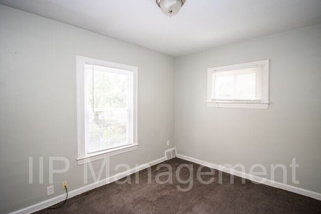 Building Photo - Updated 2BD UP off West Blvd-Westside Clev...