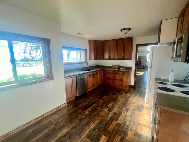 Building Photo - Charming 3 Bedroom 2 Bathroom Country Home...
