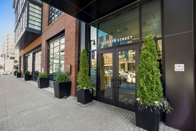 Building Photo - One Month Free For A Lease Start by 8/3! 6...