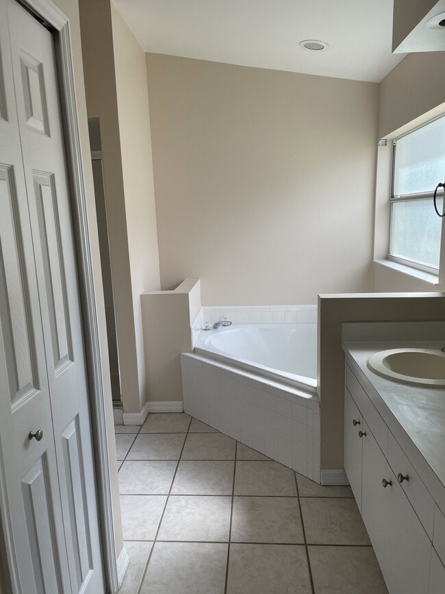 Building Photo - 3 bedroom, 2 bath conveniently located home!