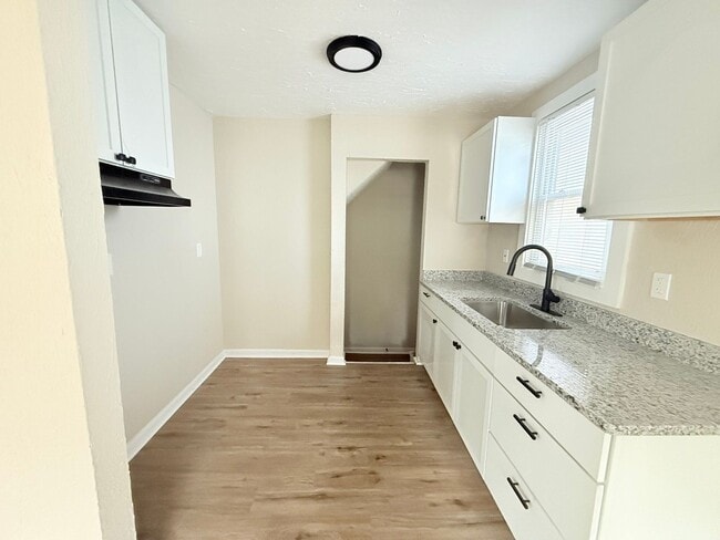 Building Photo - This beautifully updated 3-bedroom, 1-bath single-family home is ready for move-in!
