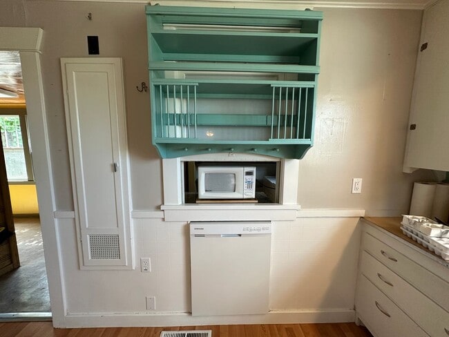 Building Photo - Adorable 2 Bedroom One Bathroom Home Close...