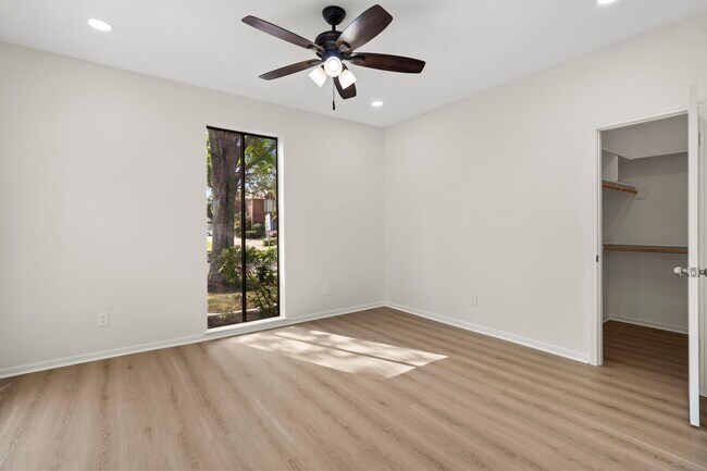 Building Photo - 3223 Country Club Blvd