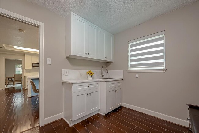 Building Photo - 10118 Briar Forest Dr