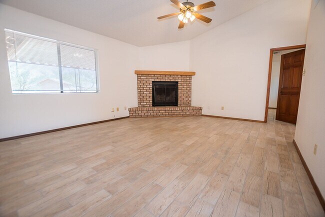 Building Photo - Large Home in Quiet Area, 3 Bedroom, 2 Bat...