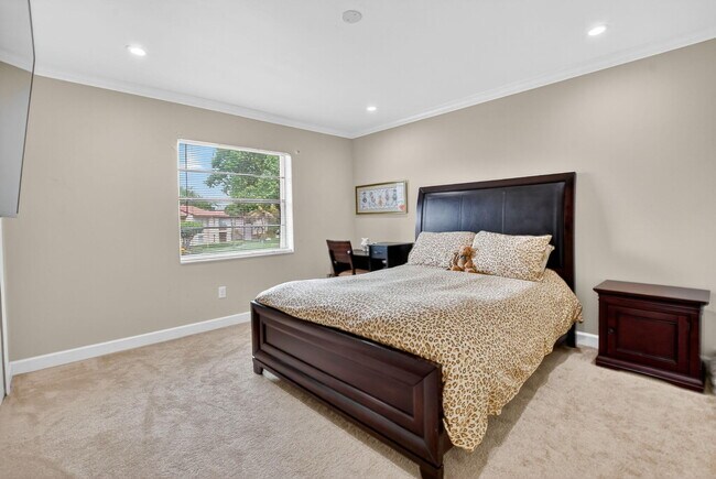 Building Photo - 9268 Vista Del Lago