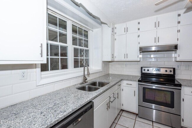 Building Photo - Maryville 37804 - 2 bedroom, 1 bath home w...