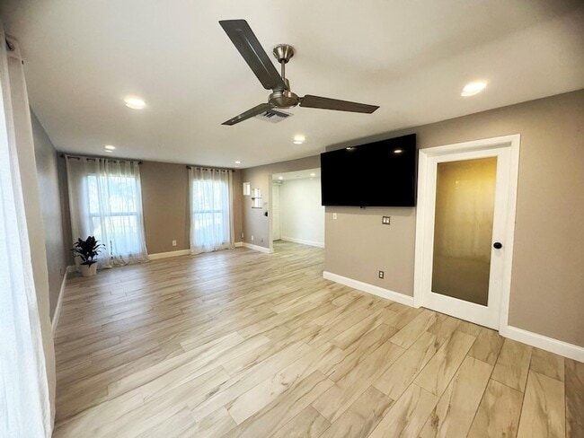 Building Photo - 321 Sandtree Dr