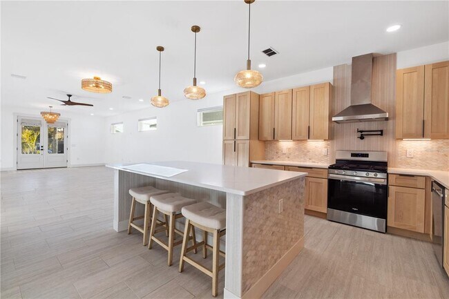 Building Photo - 2727 W Chestnut St