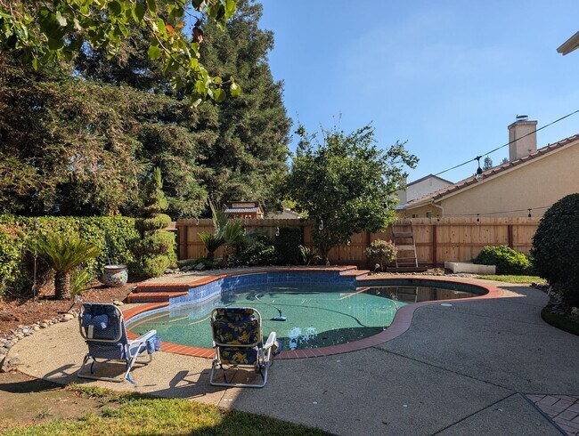 Building Photo - Nice and modern home with upgraded amenities, a wonderful floor plan, master suite, nice backyard...