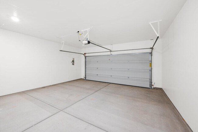 Building Photo - 6321 S Crescent Peak Dr