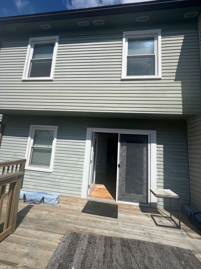 Building Photo - Lake Grove