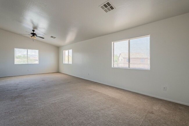Building Photo - 4 Bedroom home for rent