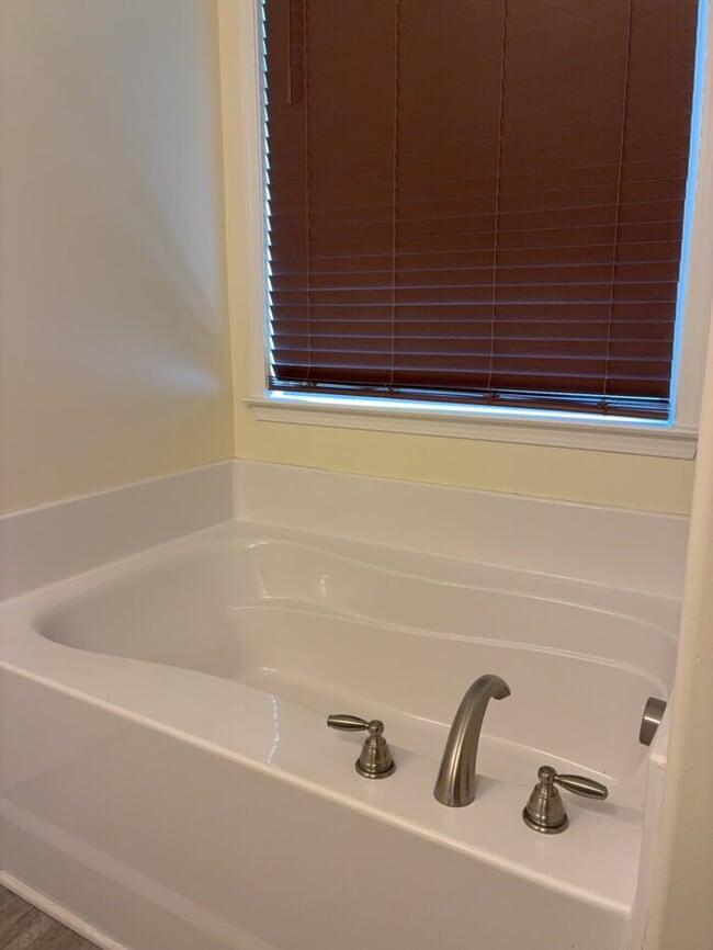 Building Photo - "Charming 3-Bedroom Home with 2 Full Baths in Greenville's Forest Ridge!"