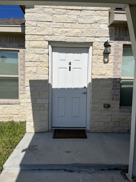 Building Photo - 5908 Sandpiper Ave