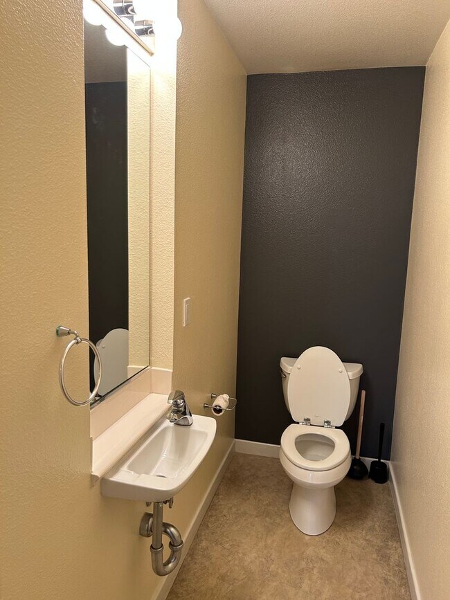 Building Photo - $1,000 OFF FIRST MONTH'S RENT!! Spacious 3 bedroom / 2.5 Bath Apartment in Emeryville, CA.