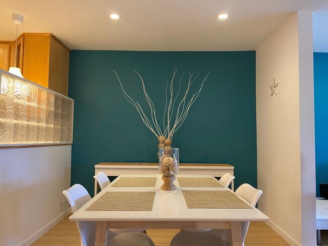 Building Photo - Enjoy coastal living at its finest! Spacio...