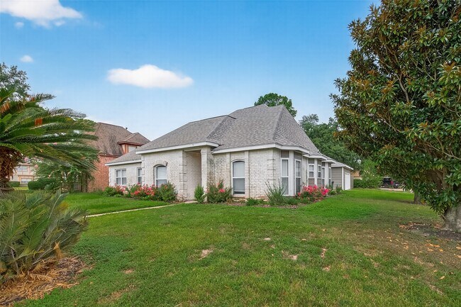 Building Photo - 5310 Holly View Dr