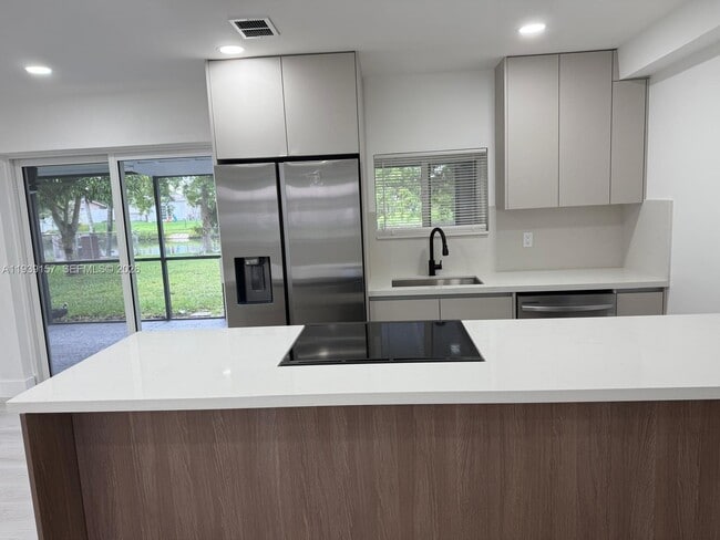 Building Photo - 5023 SW 93rd Ave