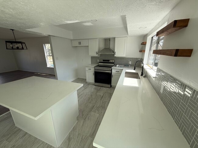 Building Photo - 402 Tresvant Dr