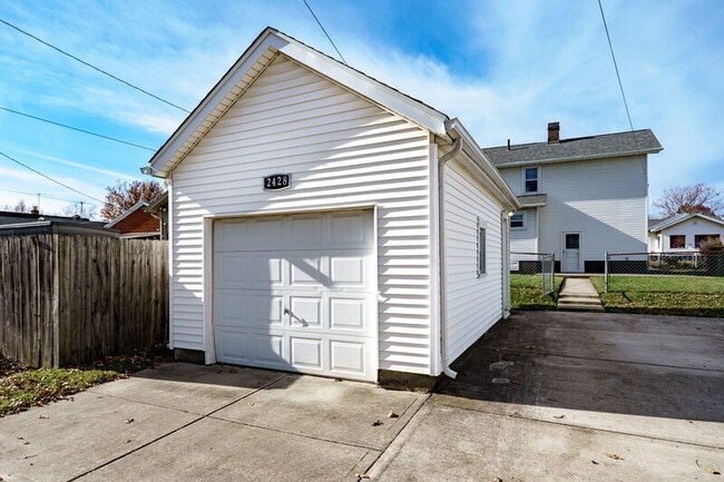 Building Photo - 2824 Dwight Ave