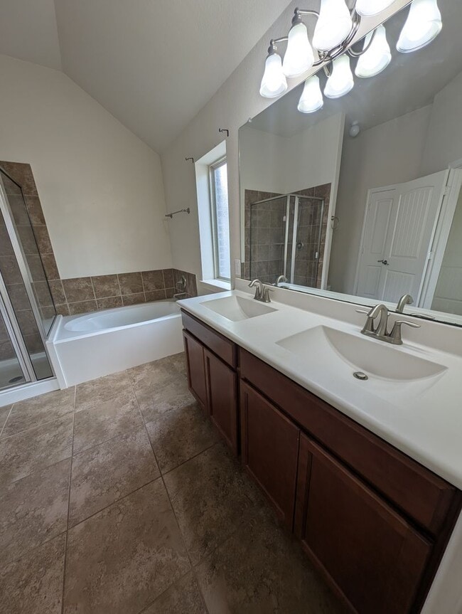 Building Photo - 3BR w/ Solar Near Villages of Northpointe West