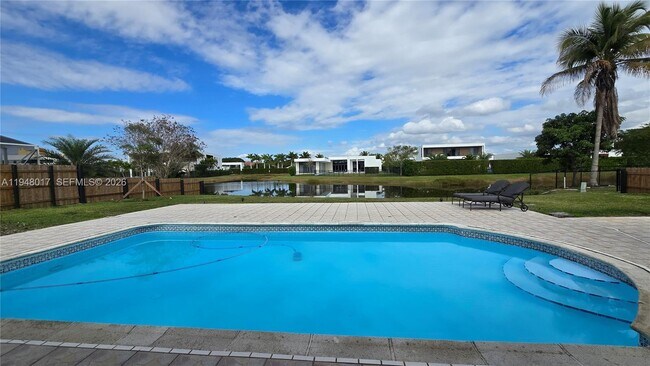 Building Photo - 16653 Golfview Dr