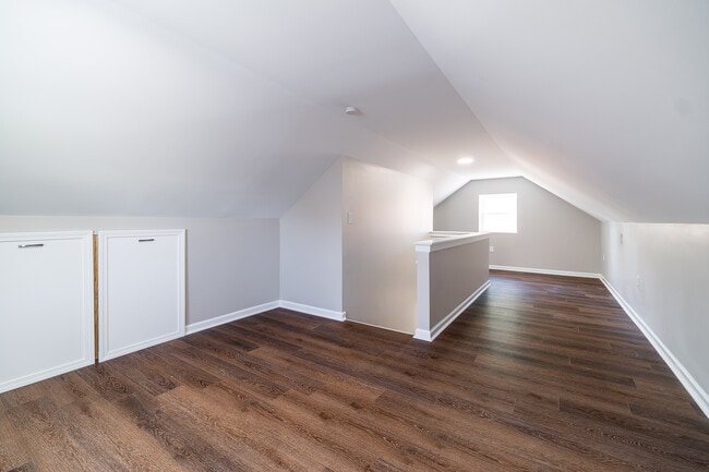 Building Photo - 870 S Waverly St