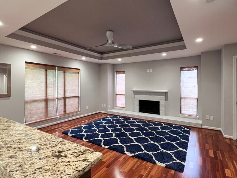 Building Photo - 221 New Kent Pl