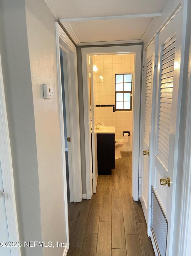 Building Photo - 8929 MacArthur Ct S